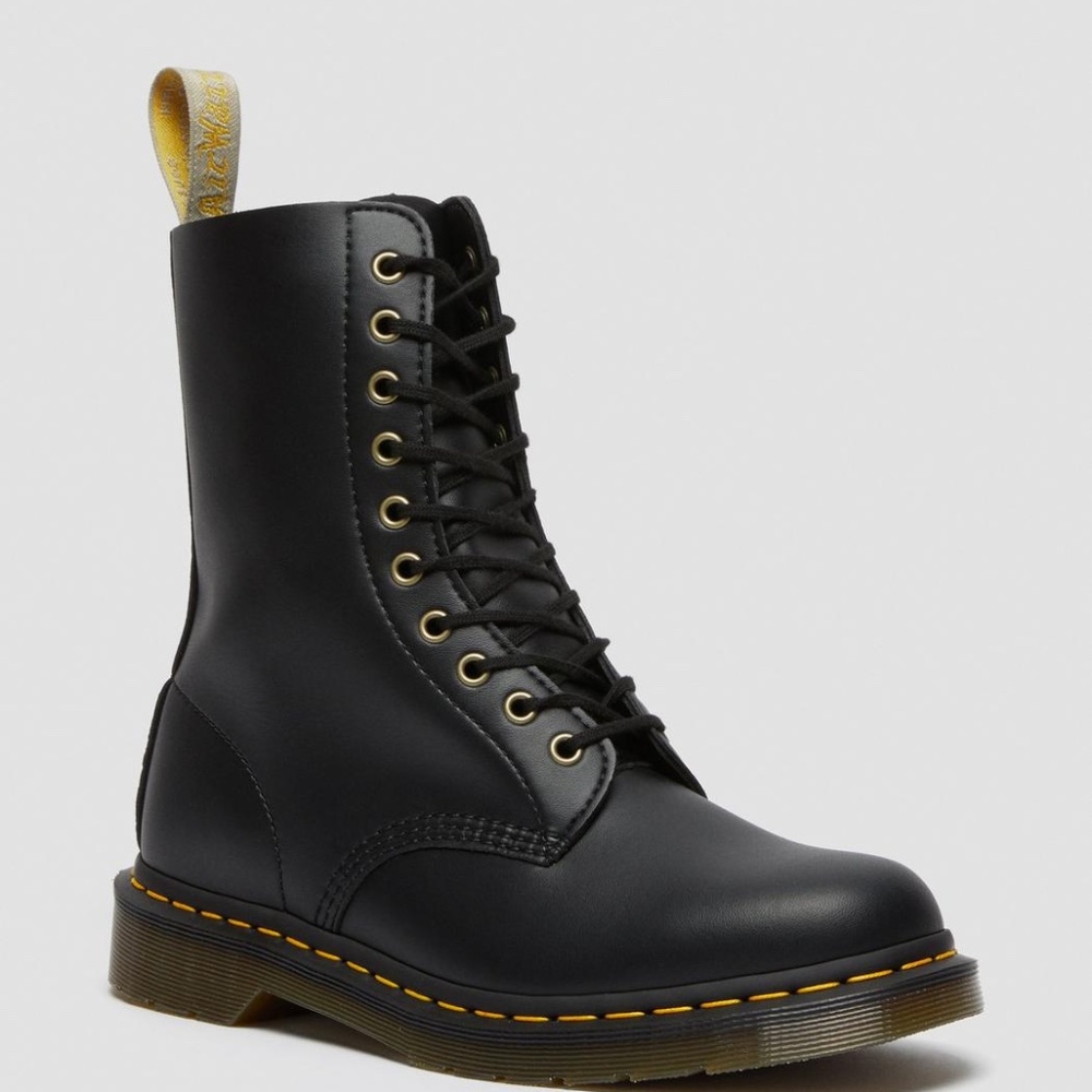 DOC MARTENS 1460 WOMEN'S SMOOTH LEATHER LACE UP BOOTS (VEGAN)